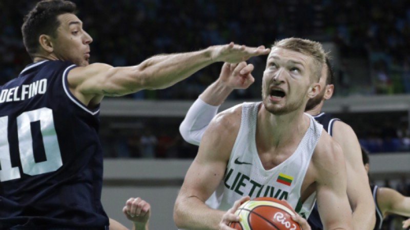 Domants Sabonis olimpiskajās spēlēs pret Karlosu Delfino
Foto: AP/Scanpix