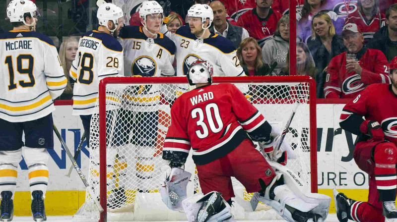 Zemgus Girgensons kopā ar partneriem
Foto: USA Today Sports/Scanpix