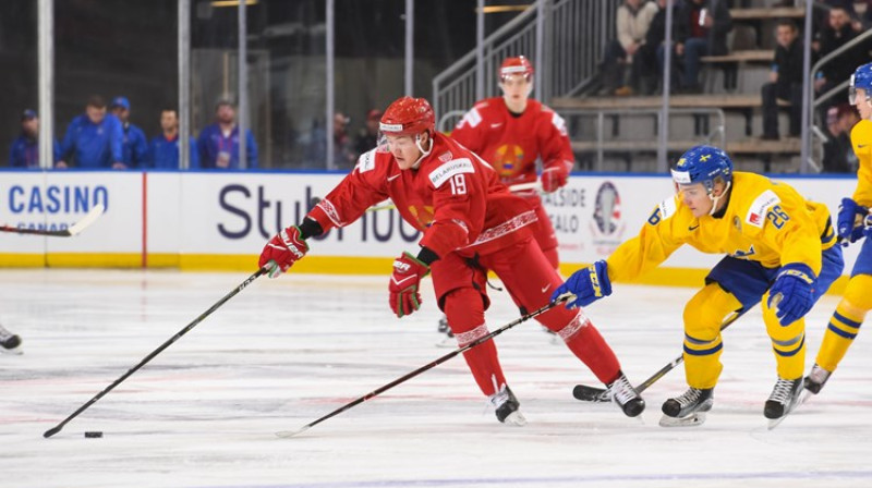 Baltkrievu uzbrucējs Ivans Drozdovs ar ripu
Foto: IIHF