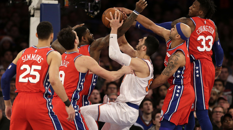 Eness Kanters "Sixers" aizsardzības ielenkumā 
Foto: AP / Scanpix