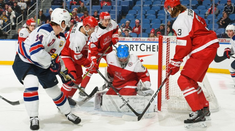 Dānijas vārtu priekšā ASV juniori uzkavējās bieži
Foto: IIHF