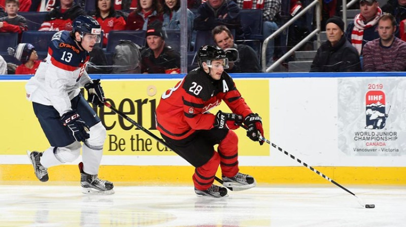 Kanādas izlases un Monreālas "Canadiens" aizsargs Viktors Mete ar ripu
Foto: IIHF