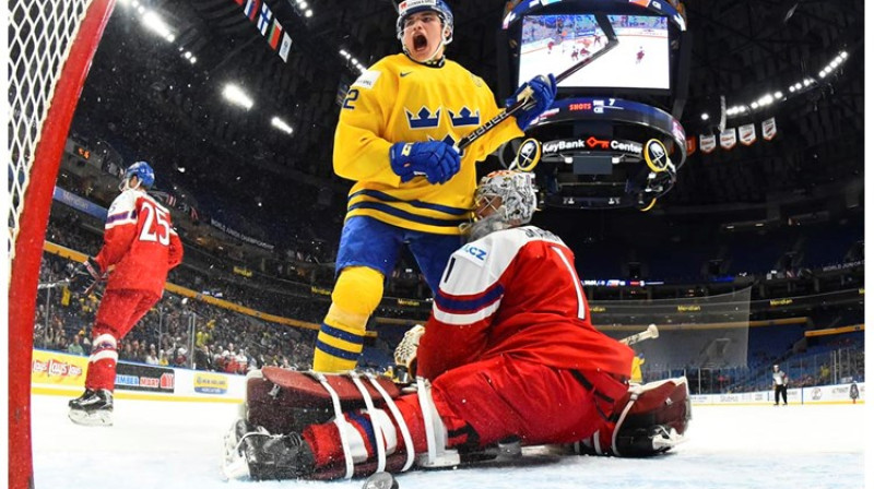 Glens Gustafsons pēc zviedru pirmā vārtu guvuma
Foto: IIHF