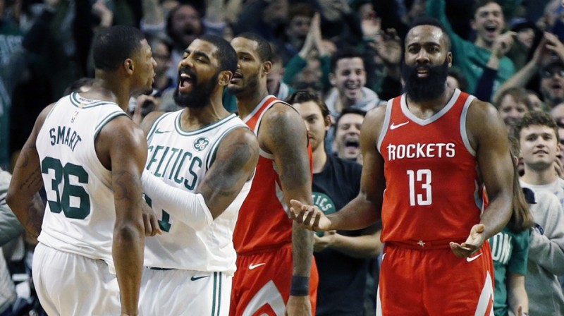 Viens no Bostonas uzvaras lielākajiem varoņiem Kairijs Ērvings (otrais no kreisās) un ''Rockets'' līderis Džeims Hārdens (pirmais no labās)
Foto: AP/Scanpix
