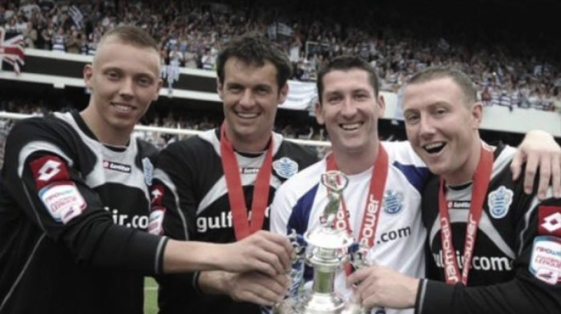 Elvijs Putniņš (pa kreisi) ar QPR svin komandas triumfu "Championship" turnīrā
Foto: QPR