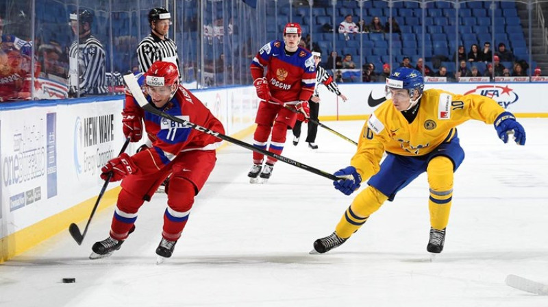 Vitālijs Abramovs ar ripu
Foto: IIHF