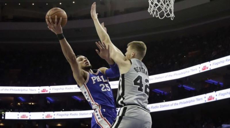 Dāvis Bertāns pret Benu Simonsu
Foto: AP/Scanpix