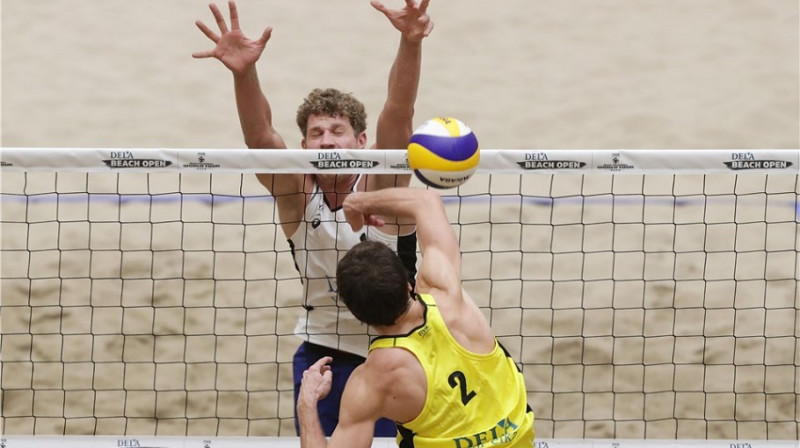 Aleksandrs Solovejs blokā pret Maksimu Hudjakovu
Foto: FIVB