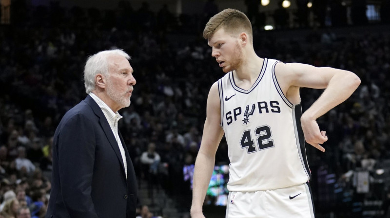 Gregs Popovičs un Dāvis Bertāns
Foto: EPA/Scanpix