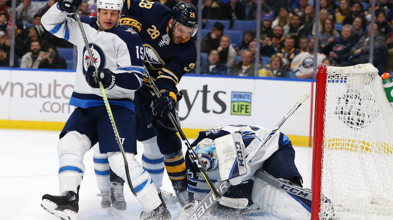 Zemgus Girgensons (centrā) cīņā vārtu priekšā
Foto: AFP / Scanpix