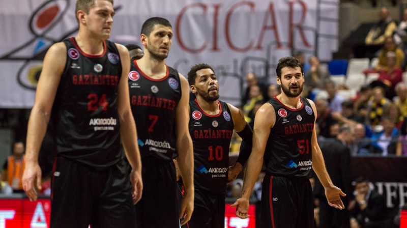 Rolands Freimanis (pirmais no kreisās) un komandas biedri
Foto: FIBA