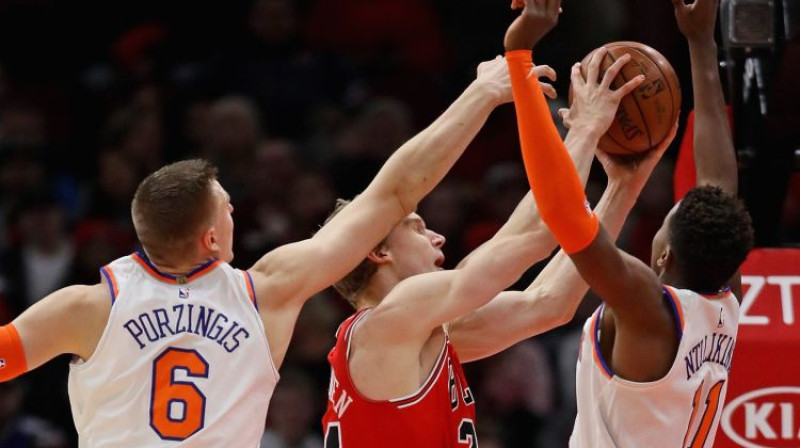Kristaps Porziņģis un Franks Nilikinā cenšas nosegt Lauri Markanenu
Foto: AFP/Scanpix
