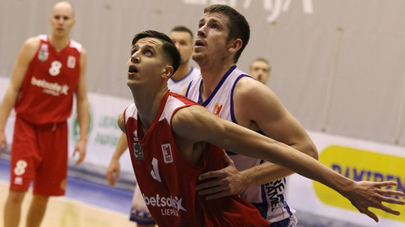 Rihards Bērziņš cīņā ar Ervīnu Jonātu
Foto: Ģirts Gertsons