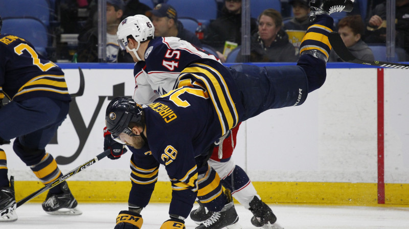 Lukāšs Sedlāks paklupina Zemgu Girgensonu
Foto: USA Today Sports/Scanpix