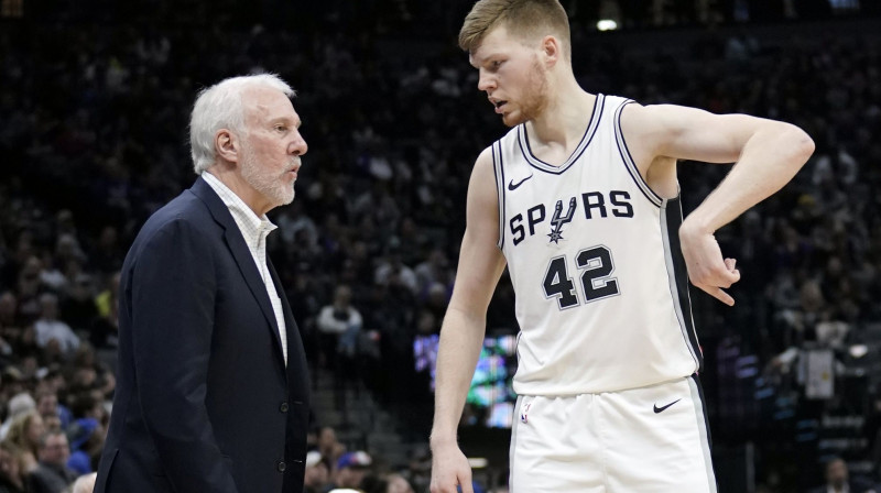 Gregs Popovičs un Dāvis Bertāns
Foto: EPA/Scanpix