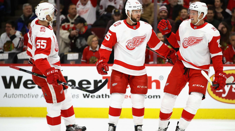 Detroitas "Red Wings" hokejisti svin vārtu guvumu spēlē pret Čikāgas "Blackhawks"
Foto: Jonathan Daniel/AFP/Scanpix