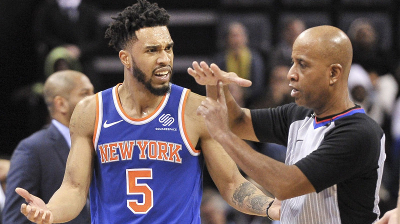 Kortnijs Lī un tiesnesis Deriks Stefords spēlē pret "Grizzlies" 
Foto: USA Today Sports / Scanpix