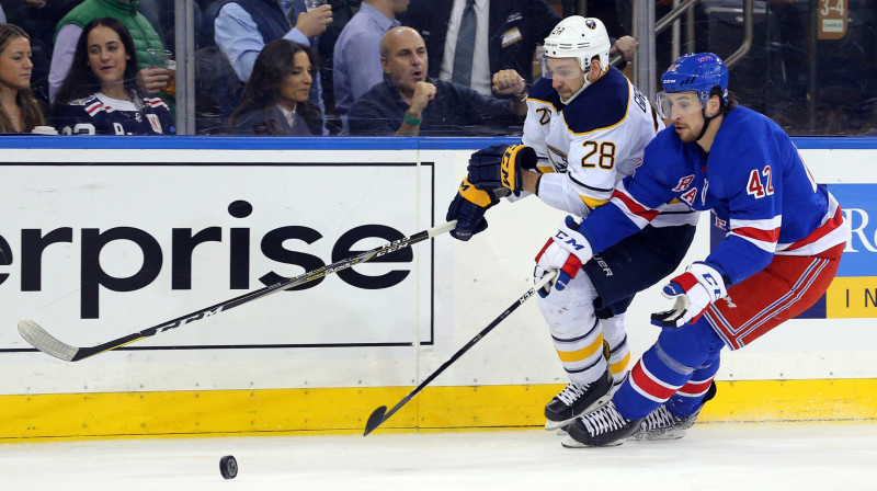 Zemgus Girgensons un Brendans Smits
Foto: USA TODAY Sports/Sipa USA