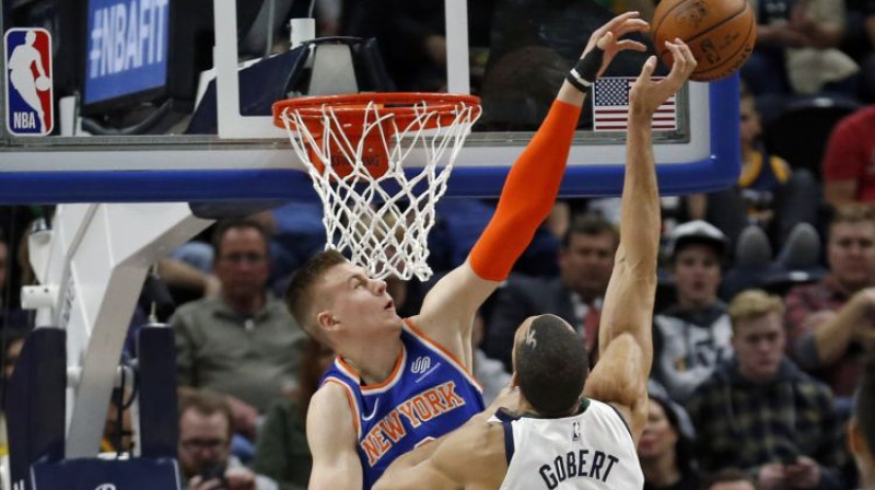 Kristaps Porziņģis bloķē Rudiju Gobēru
Foto: AP/Scanpix