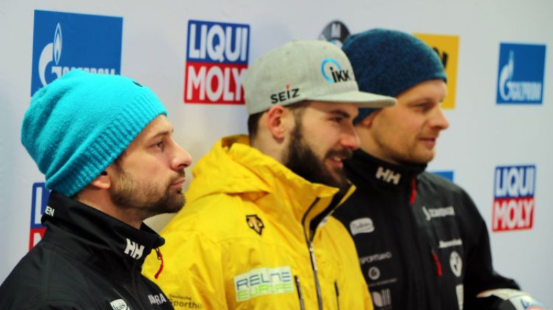 Martins un Tomass Dukuri uz goda pjedestāla kopā ar Akselu Jungu
Foto:  imago/Ed Gar/Scanpix