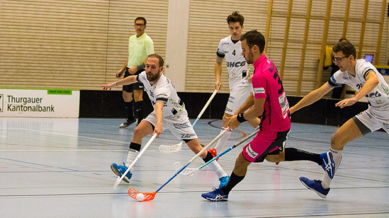 Andris Rajeckis konkurentu ielenkumā
Foto: Floorball Thurgau