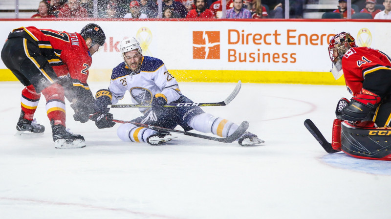 Zemgus Girgensons mēģina apdraudēt "Flames" vārtus
Foto: USA Today Sports/Scanpix
