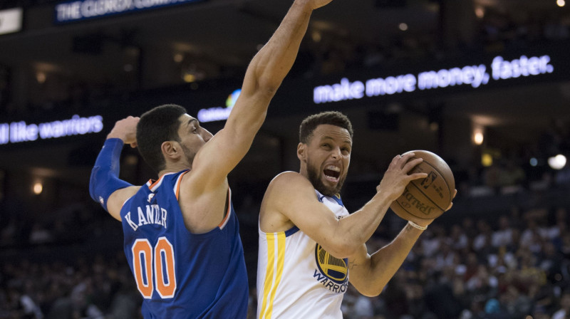 Eness Kanters un Stefens Karijs
Foto: USA Today Sports/Scanpix