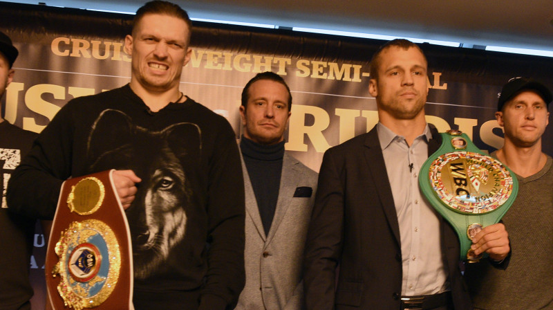 Oleksandrs Usiks un Mairis Briedis
Foto: Romāns Kokšarovs/f64