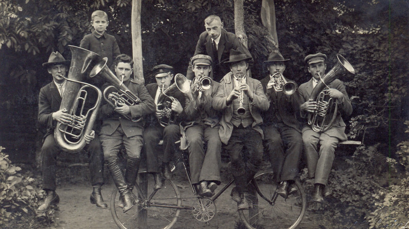 Kuldīgas pilsētas pūtēju orķestris uz Šmēdiņa gatavotā velosipēda, 1925 - 1926.
Foto: LNVM arhīva materiāli