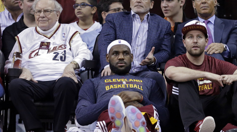 Lebrons Džeimss un tieši aiz muguras viņam - Dens Gilberts 
Foto: AP / Scanpix