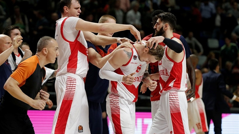 Komandas biedri apsveic Jāni Timmu pēc uzvaras metiena veikšanas Malagā
Foto: ULEB Euroleague