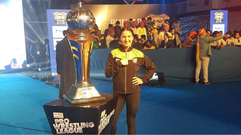 Anastasija Grigorjeva ar "Pro Wrestling" kausu
Foto: instagram.com/grigorjeva_63kg