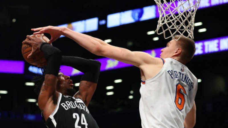 Rondei Holiss-Džefersons pret Kristapu Porziņģi
Foto: AFP/Scanpix