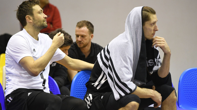 Kristaps Janičenoks un Kaspars Bērziņš - pa abiem kopā 13 sezonu pieraksts ULEB Eiropas kausa klubos
Foto: Romāns Kokšarovs, Sporta Avīze, f64