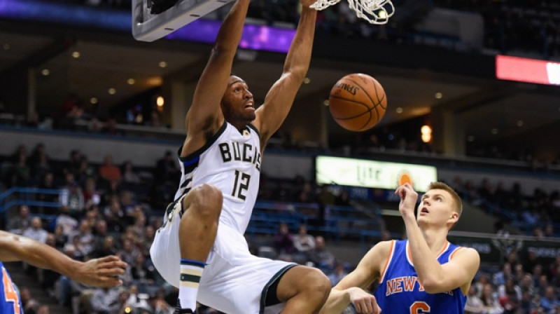 Kristapam Porziņgim tikai noskatoties, Džabari Pārkers triec bumbu grozā
Foto: USA Today Sports/Scanpix