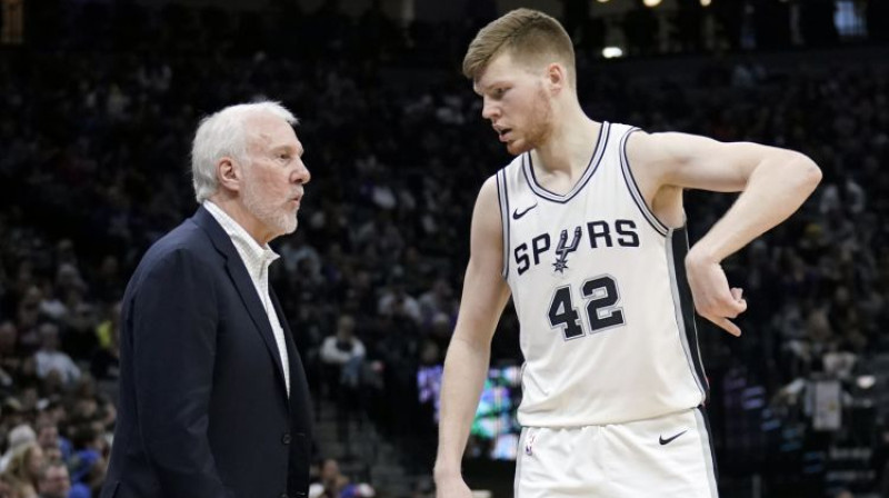 Gregs Popovičs un Dāvis Bertāns. Foto: EPA/Scanpix
