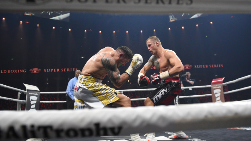 Oleksandrs Usiks un Mairis Briedis
Foto: Romāns Kokšarovs, F64