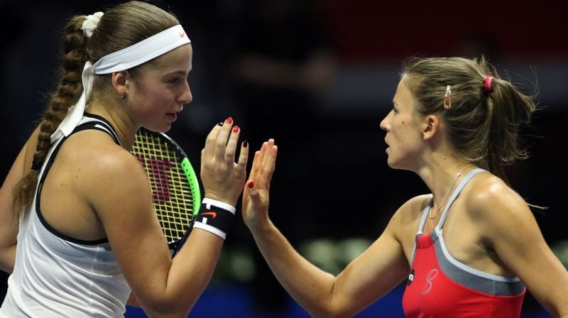 Aļona Ostapenko un Alicja Rosolska pirms gada un divām dienām vienā komandā Santkpēterburgā. Rīt pretējās nometnēs...
Foto: TASS/Scanpix