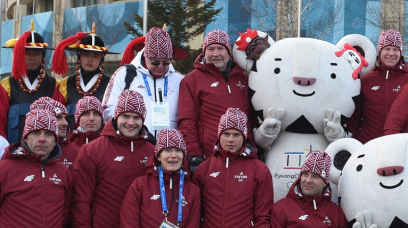 Latvijas delegācija karoga pacelšanas ceremonijā
Foto: Romāns Kokšarovs, f64