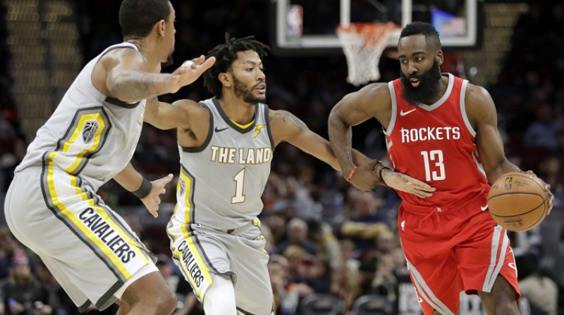 Deriks Rouzs (centrā) cīņā ar Džeimsu Hārdenu
Foto: AP/Scanpix