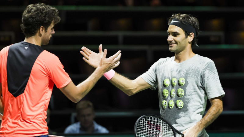 Rodžers Federers pēc treniņa ar savu potenciālo ceturtdaļfināla pretinieku Robinu Hāsi
Foto: EPA/Scanpix