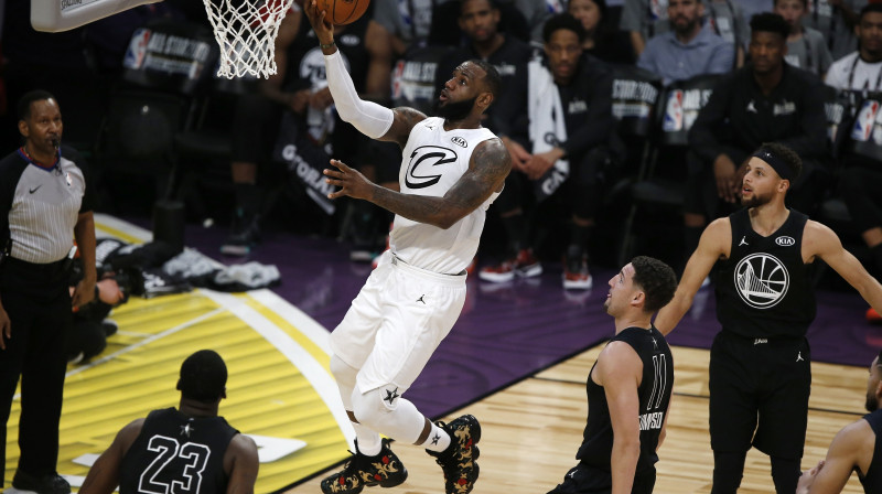 Lebrons Džeimss noslēdz savas komandas uzbrukumu 
Foto: AP / Scanpix