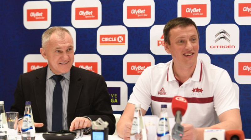 Valdis Voins un Arnis Vecvagars
Foto: Romāns Kokšarovs/F64