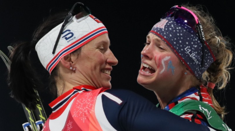 Mārita Bjergena sveic olimpisko čempioni Džesiku Diginsu
Foto: AP/Scanpix