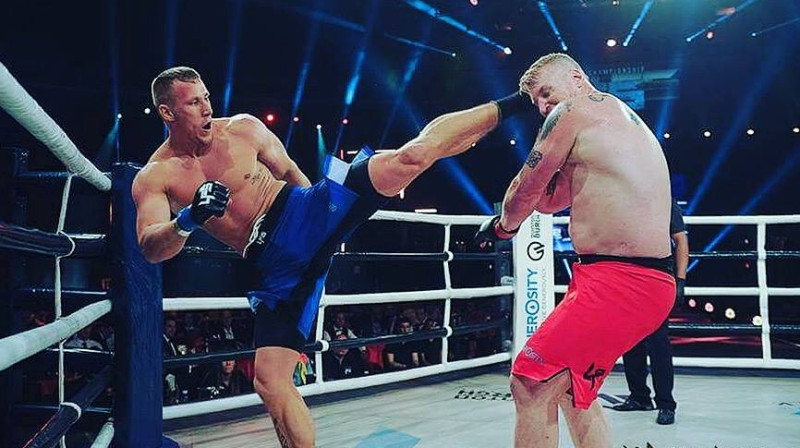 Kristaps Zīle (no kreisās) cīņā ar leģendāro Pīteru Grehemu
Foto: manews.com