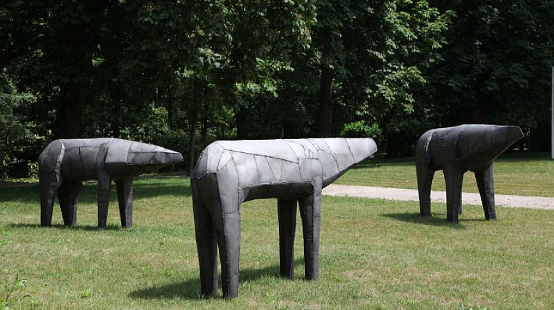 Magdalēna Abakanoviča (Magdalena Abakanowicz). Mutanti. 2000. Nerūsējošais tērauds. Polijas Tēlniecības centra Oroņsko kolekcija. Foto: Jans Gavorskis (Jan Gaworski)