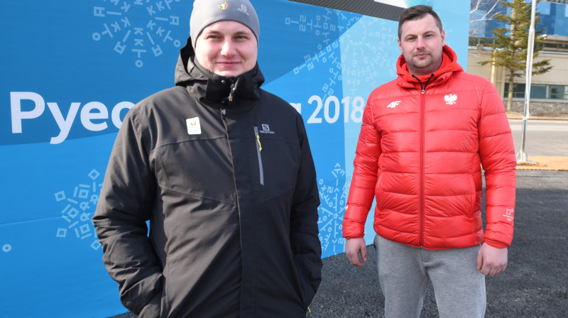 Belģijas izlases mehāniķis Artis Obulders un Polijas izlases mehāniķis Roberts Obulders.
Foto: Romāns Kokšarovs/f64