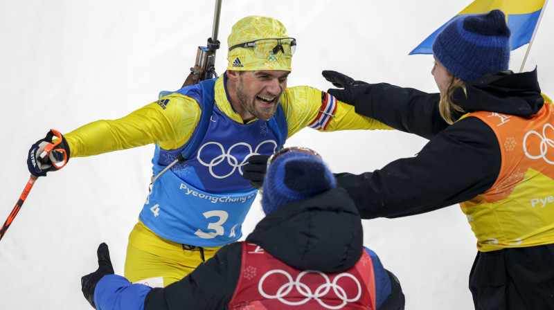 Zviedrijas vīru biatlona komanda brīdi pēc finiša 
Foto: AP / Scanpix