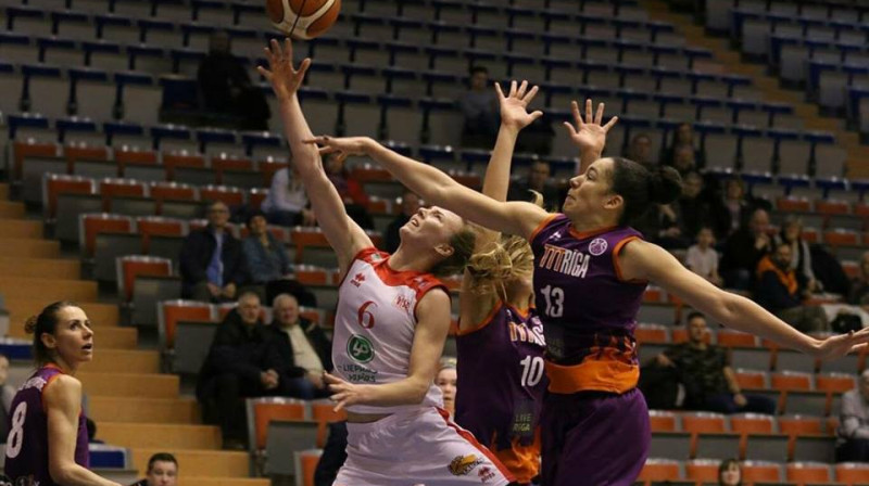 Laura Puriņa un Azanija Stjuarte
Foto: Ģirts Gertsons