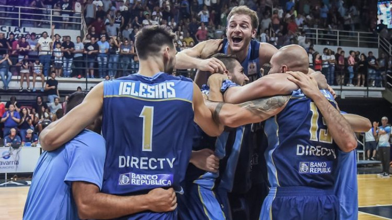 Urugvajas prieki par uzvaru Argentīnā
Foto: FIBA